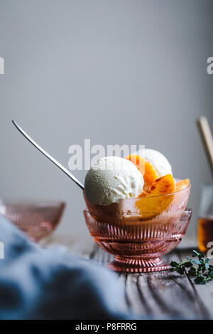 & Miele di timo Limone Ricotta gelato alla vaniglia con pesche Foto Stock