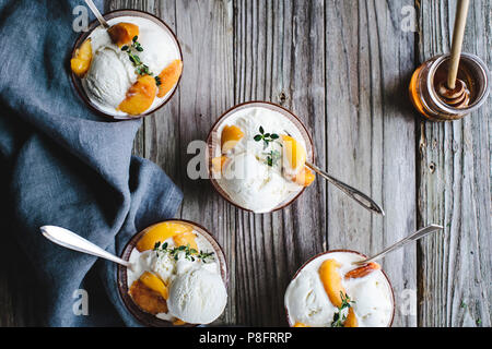 & Miele di timo Limone Ricotta gelato alla vaniglia con pesche Foto Stock