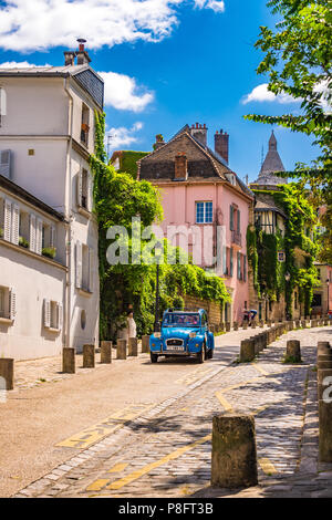 Un blu brillante 1940's classic car, la Citroen 2CV tramandata Rue de l'Abreuvoir a Montmartre, Paris, Francia. Foto Stock