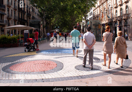 La gente camminare attraverso la Joan Miro opere d'arte del mosaico su Las Ramblas Barcellona Spagna Europa Foto Stock