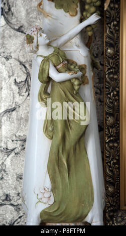 Antiquariato Arte Austriaca Nouveau Royal Dux figurina di porcellana Lady Foto Stock