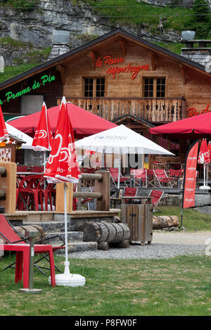 Il ristorante le Passe Montagne in stile chalet, nella splendida cornice delle Alpi francesi Les Lindarets Haute-Savoie Portes du Soleil France Foto Stock
