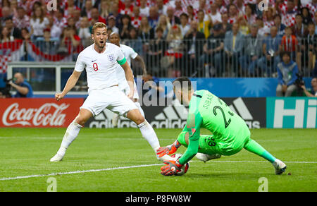 Inghilterra Harry Kane è un tentativo sul traguardo salvati dalla Croazia portiere Danijel Subasic durante la Coppa del Mondo FIFA, Semi finale corrisponde al Luzhniki Stadium di Mosca. Foto Stock