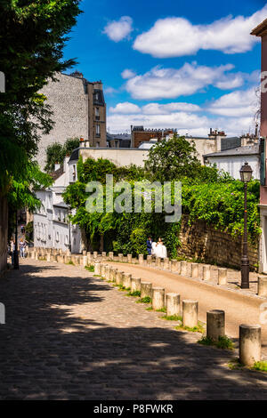 La famosa Rue de l'Abreuvoir e La Rose Maison a Montmartre, Paris, Francia Foto Stock