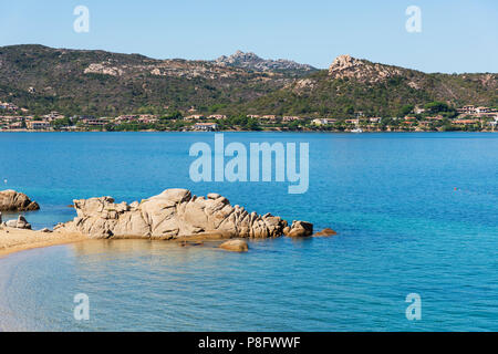 Una vista sulla Cala Ginepro beach, con le sue peculiari formazioni rocciose, nella famosa Costa Smeralda, Sardegna, Italia Foto Stock