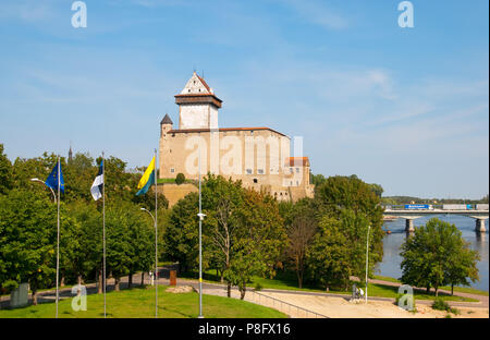 NARVA, Estonia - 21 agosto 2016: Hermann Castello (Hermannsfeste) sulla banca di Narva Narova (Fiume) Foto Stock