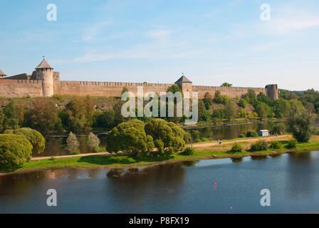 IVANGOROD, RUSSIA - Agosto 21, 2016: Ivangorod fortezza. È stato costruito nel 1492. Vista dalla città di Narva in Estonia. Il primo piano è isola Joaoru Foto Stock