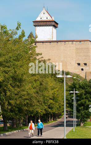 NARVA, Estonia - 21 agosto 2016: la gente sulla strada Linnuse. Sullo sfondo è il castello di Hermann (Hermannsfeste) - fortezza medievale Foto Stock