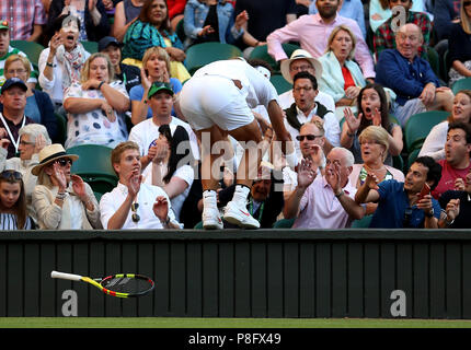 Rafael Nadal finisce in mezzo alla folla dopo la riproduzione di un colpo al giorno nove dei campionati di Wimbledon al All England Lawn Tennis e Croquet Club, Wimbledon. Stampa foto di associazione. Picture Data: mercoledì 11 luglio, 2018. Vedere PA storia il tennis a Wimbledon. Foto di credito dovrebbe leggere: Nigel francese/filo PA. Restrizioni: solo uso editoriale. Nessun uso commerciale senza il previo consenso scritto della AELTC. Immagine ancora utilizzare solo - Assenza di immagini in movimento per emulare broadcast. Nessuna sovrapposizione o rimozione di sponsor/annuncio loghi. Chiamate il numero +44 (0)1158 447447 per ulteriori informazioni. Foto Stock