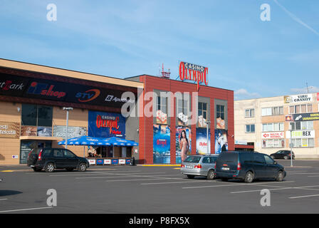 NARVA, Estonia - 21 agosto 2016: Casino Olympic Fama. Il Centro di fama - moderno complesso per lo shopping. Foto Stock