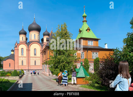 KUREMAE, IDA-VIRUMAA COUNTY, Estonia - 21 agosto 2016: Pellegrini sul territorio della Dormizione Puhtitsa Convento.vicino a St Simeon e Sant'Anna Chiesa Foto Stock