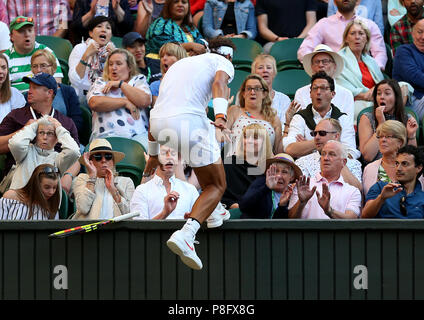 Rafael Nadal finisce in mezzo alla folla dopo la riproduzione di un colpo al giorno nove dei campionati di Wimbledon al All England Lawn Tennis e Croquet Club, Wimbledon. Foto Stock
