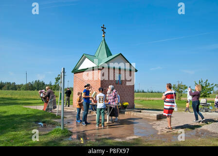 KUREMAE, IDA-VIRUMAA COUNTY, Estonia - 21 agosto 2016: pellegrini presso il Santo la molla sul luogo di apparizione mariana Foto Stock