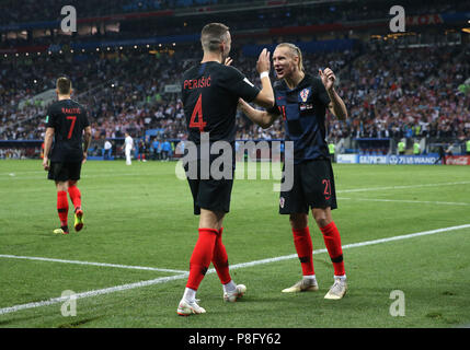 La Croazia ha Ivan Perisic (sinistra) punteggio celebra il suo lato del primo obiettivo del gioco con il compagno di squadra di Croazia Domagoj Vida durante la Coppa del Mondo FIFA, Semi finale corrisponde al Luzhniki Stadium di Mosca. Foto Stock