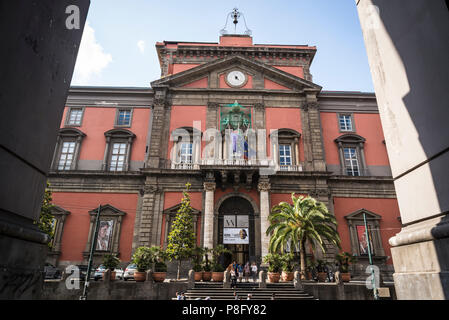 Museo Archeologico Nazionale, entrata principale, Napoli, Italia Foto Stock