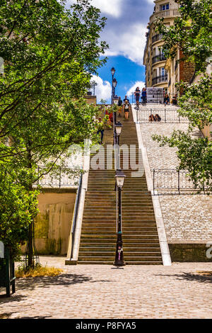 Le lunghe e ripide scale a Montmartre, Paris, Francia. Foto Stock