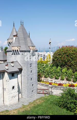 Il bellissimo Castello in miniatura sulla linea ferroviaria al Parco Svizzero del Vapeur sul Lago di Ginevra le Bouveret Svizzera Foto Stock