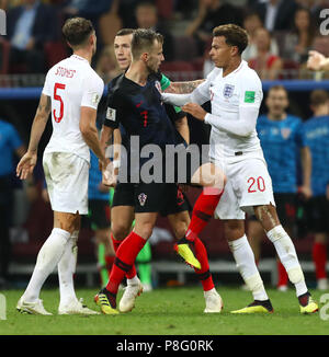 L'Inghilterra del dele Alli (destra) sostiene con la Croazia di Ivan Rakitic (centro) durante la Coppa del Mondo FIFA, Semi finale corrisponde al Luzhniki Stadium di Mosca. Foto Stock