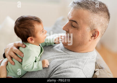 Padre Felice con un piccolo bambino a casa Foto Stock