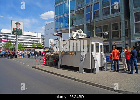 Ehemaliger Checkpoint Charlie, innerstaedtischer Grenzuebergang Berlino Ovest nach Ost-Berlin, Berlino, Deutschland Foto Stock