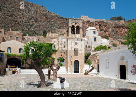 La piazza principale con la torre campanaria della chiesa ortodossa greca Christi Elkomenos, la città bassa e la città vecchia, Monemvasia, Laconia, Peloponneso, Grecia Foto Stock