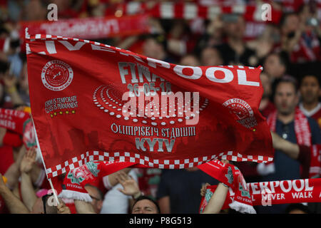 Kiev, Ucraina - 26 Maggio 2018: tifosi del Liverpool bandiera della partita finale. Finale di UEFA Champions League Real Madrid - Liverpool. La NSC Olympic Stadium. Foto Stock