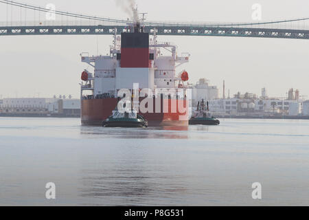 Stern vista chimico/PRODOTTI PETROLIFERI PETROLIERA STRIMON, assistita da rimorchiatori, entra nel Los Angeles canale principale al Porto di Los Angeles, California. Foto Stock