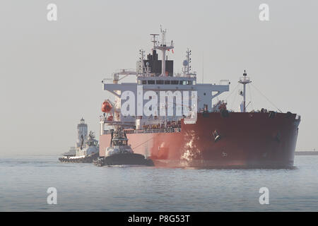 Chimica/Olio prodotti petroliera STRIMON, assistita da rimorchiatori, entra nel Los Angeles canale principale al Porto di Los Angeles, California. Foto Stock