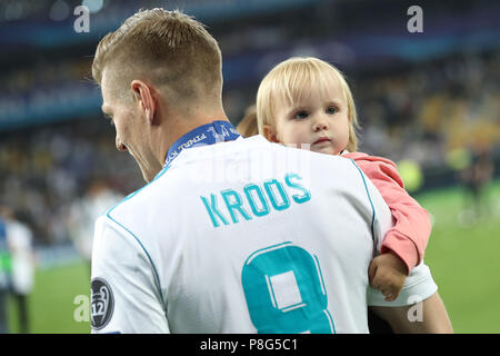 Kiev, Ucraina - 26 Maggio 2018: Toni Kroos del Real Madrid con sua figlia Amelie. Finale di UEFA Champions League Real Madrid - Liverpool. Olympic NSC sta Foto Stock
