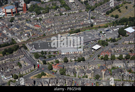 Vista aerea di ASDA superstore in Harrogate Town Center, North Yorkshire Foto Stock