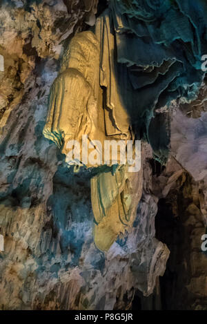All'interno di Dao andare alle grotte, la baia di Ha Long, Quảng Ninh Provincia, Viet Nam Foto Stock