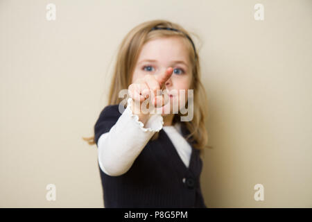 Un giovane bambino tenendo la sua mano rivolta verso l'aria. La messa a fuoco è profondo e centrato sulla mano e sul dito del bambino Foto Stock