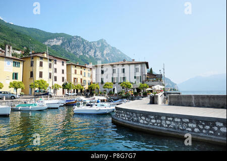 Barche da pesca in Gargnano, dal lago di Garda, Italia Foto Stock