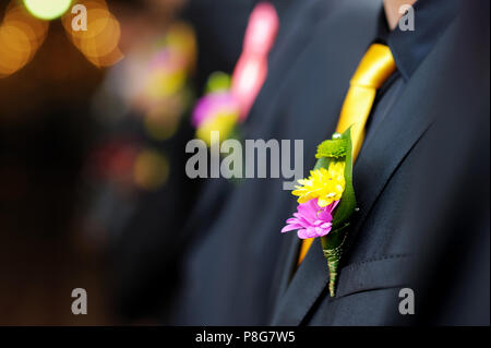 Boutonniere di nozze su suit jacket di groom Foto Stock