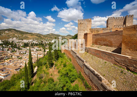 Vista dell'Albaicín tipico quartiere dall'Alcazaba. Alhambra, Sito Patrimonio Mondiale dell'UNESCO. La città di Granada. Andalusia, Spagna del Sud Europa Foto Stock