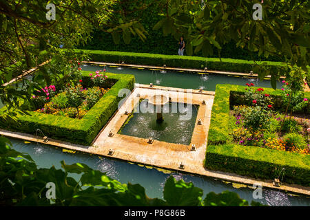 Generalife nei giardini del palazzo. Alhambra, Sito Patrimonio Mondiale dell'UNESCO. La città di Granada. Andalusia, Spagna del Sud Europa Foto Stock