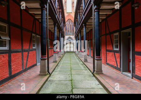 Stralsund, Germania - 12 Maggio 2018: Patio dell'Heiliggeisthospital a Stralsund. L ospedale è un edificio storico ed è stata nel tempo precedente la grande Foto Stock