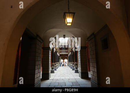 Stralsund, Germania - 12 Maggio 2018: archway attraverso il patio del municipio di Stralsund con persone non identificate. Il municipio appartiene alla più imp Foto Stock