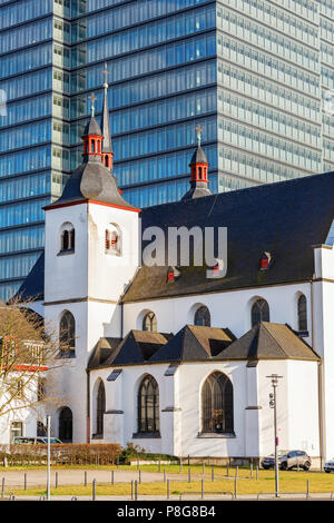 Colonia, Germania - Luglio 03, 2017: Alt St. Heribert in Cologne-Deutz davanti a una torre di uffici. La chiesa fu fondata 1003 sul sito di un romano fo Foto Stock