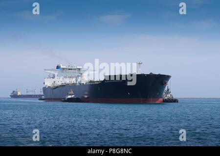 Foss rimorchiatori marittimo Guida La superpetroliera gigante, ALASKAN NAVIGATOR, come si entra nel porto di Long Beach, California, Stati Uniti d'America. Foto Stock