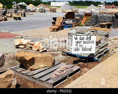 Materiali paesaggistico cortile con grandi pietre e sassi utilizzati nella paesaggistica lavori di costruzione a Montgomery in Alabama, Stati Uniti d'America. Foto Stock