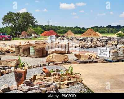 Materiali paesaggistico cortile con grandi pietre e sassi utilizzati nella paesaggistica lavori di costruzione a Montgomery in Alabama, Stati Uniti d'America. Foto Stock