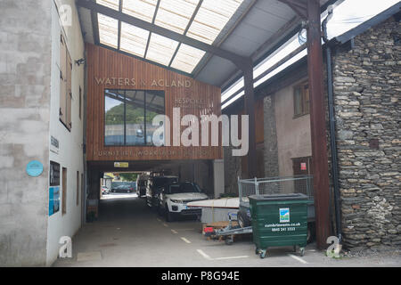 Un villaggio all'interno di un villaggio, Staveley Mill cantiere è una raccolta di aziende, sia industriali e retail, Lake District Foto Stock