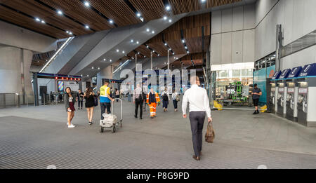 Piazzale della stazione di London Bridge a Southwark. I passeggeri e i lavoratori a piedi e andando verso i treni. Informazioni e segnaletica direzionale. Foto Stock