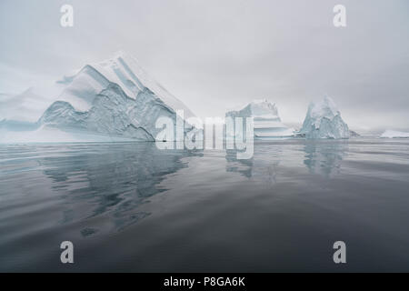 Kangertittivaq, la Groenlandia e la Danimarca. Iceberg nel fiordo Røde, che è parte di Scoresby Sund. Der sogenannte Eisbergfriedhof Foto Stock