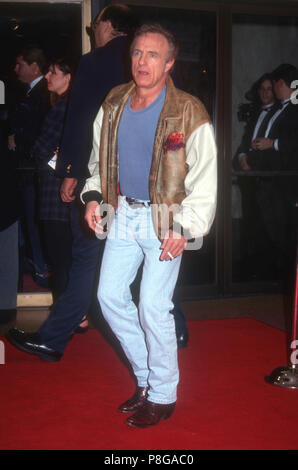 WESTWOOD, CA - 26 febbraio: attore James Caan assiste Warner Bros Foto 'il Mambo Kings' Premiere nel febbraio 26, 1992 al Mann Bruin Theatre di Westwood, California. Foto di Barry re/Alamy Stock Photo Foto Stock