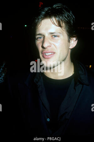 WESTWOOD, CA - 26 febbraio: Attore Costas Mandylor assiste Warner Bros Foto 'il Mambo Kings' Premiere nel febbraio 26, 1992 al Mann Bruin Theatre di Westwood, California. Foto di Barry re/Alamy Stock Photo Foto Stock