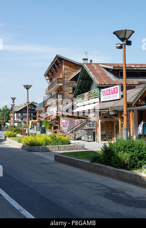 La bella stazione sciistica città di Les Gets con stile Chalet e architettura in estate vicino a Morzine Alta Savoia Portes du Soleil Francia Foto Stock