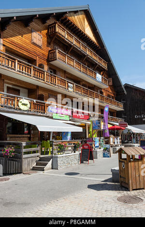 La bella stazione sciistica città di Les Gets con stile Chalet e architettura in estate vicino a Morzine Alta Savoia Portes du Soleil Francia Foto Stock