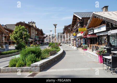La bella stazione sciistica città di Les Gets con stile Chalet e architettura in estate vicino a Morzine Alta Savoia Portes du Soleil Francia Foto Stock